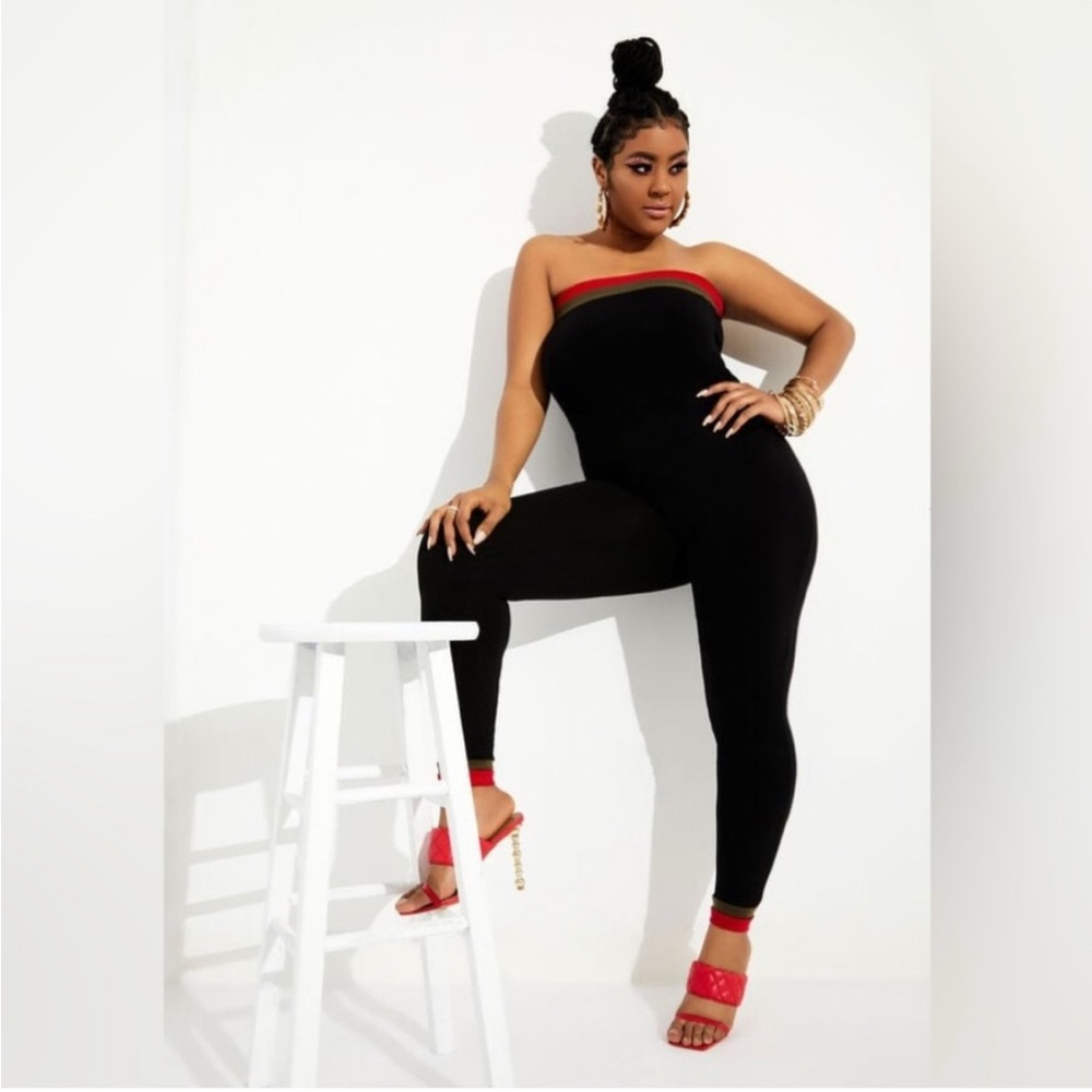 Sleek Black Strapless Jumpsuit with Stretchy Fit